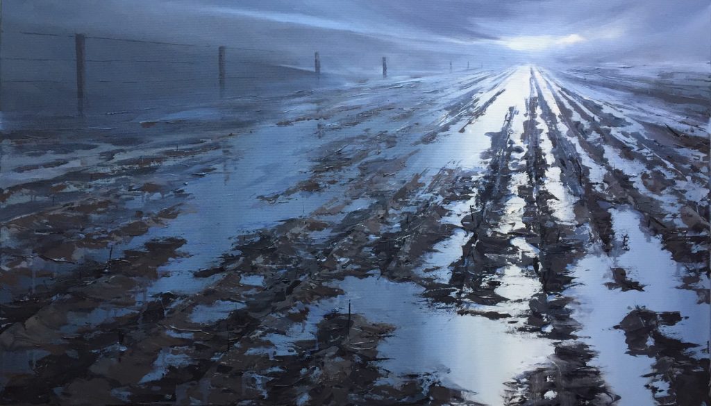 Langs de dijk is een schilderij in blauw tinten van een met plassen gevuld akkerland geschilderd door Marein Konijn