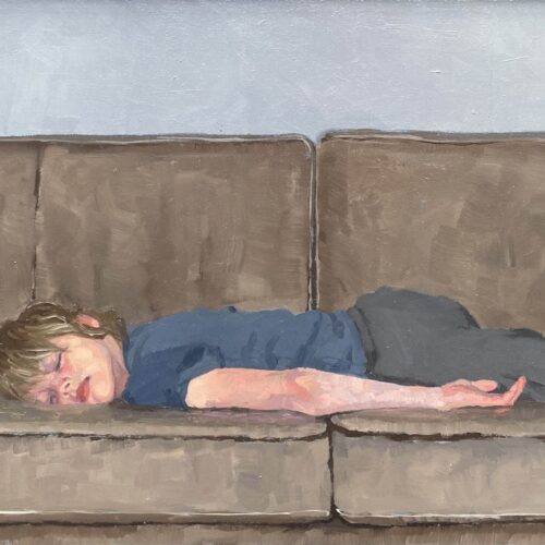 Pauze is een schilderij van een slapend jongetje op de bank van kunstenaar Marein Konijn